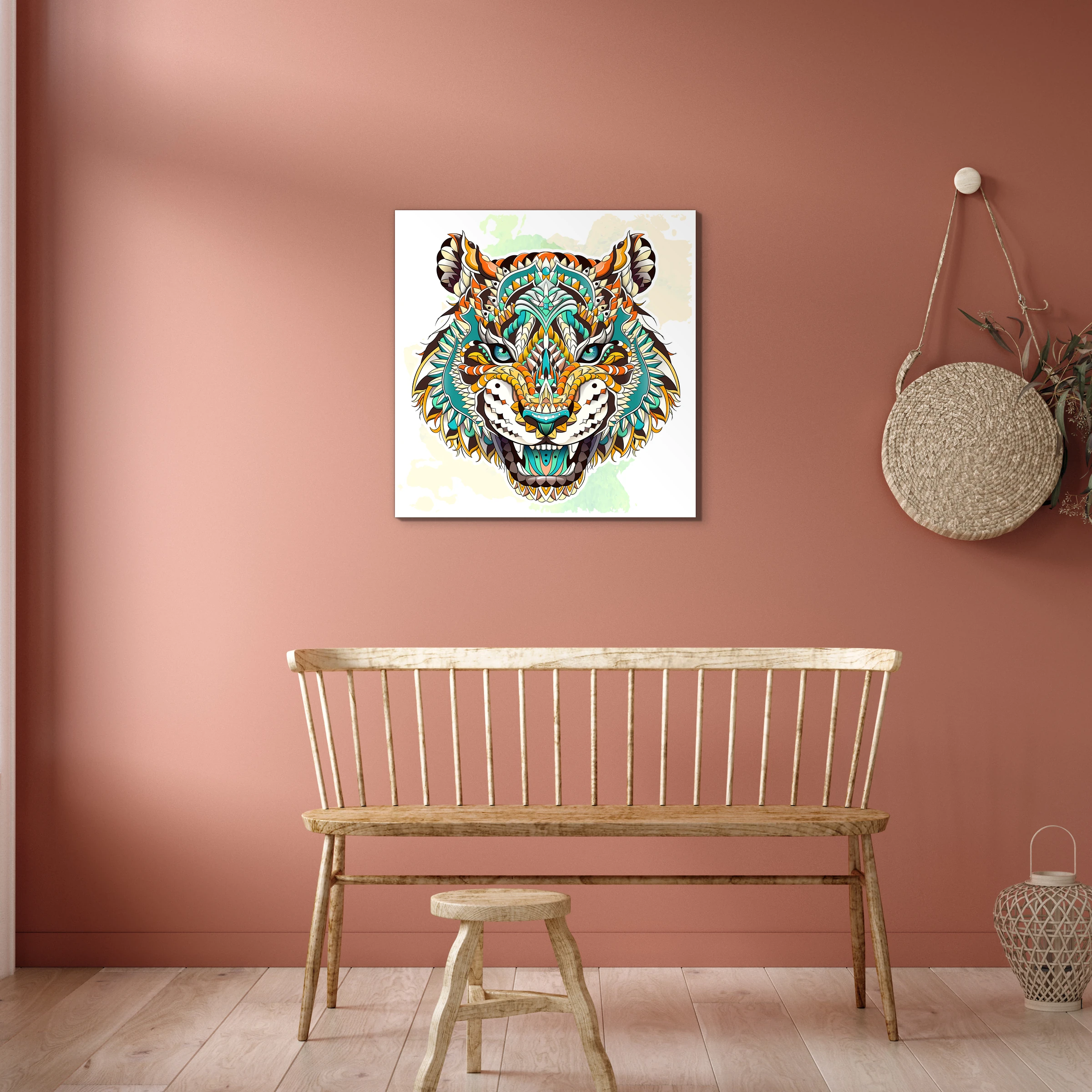 Pop art tijger aan een terracotta muur boven een houten spijlenbank