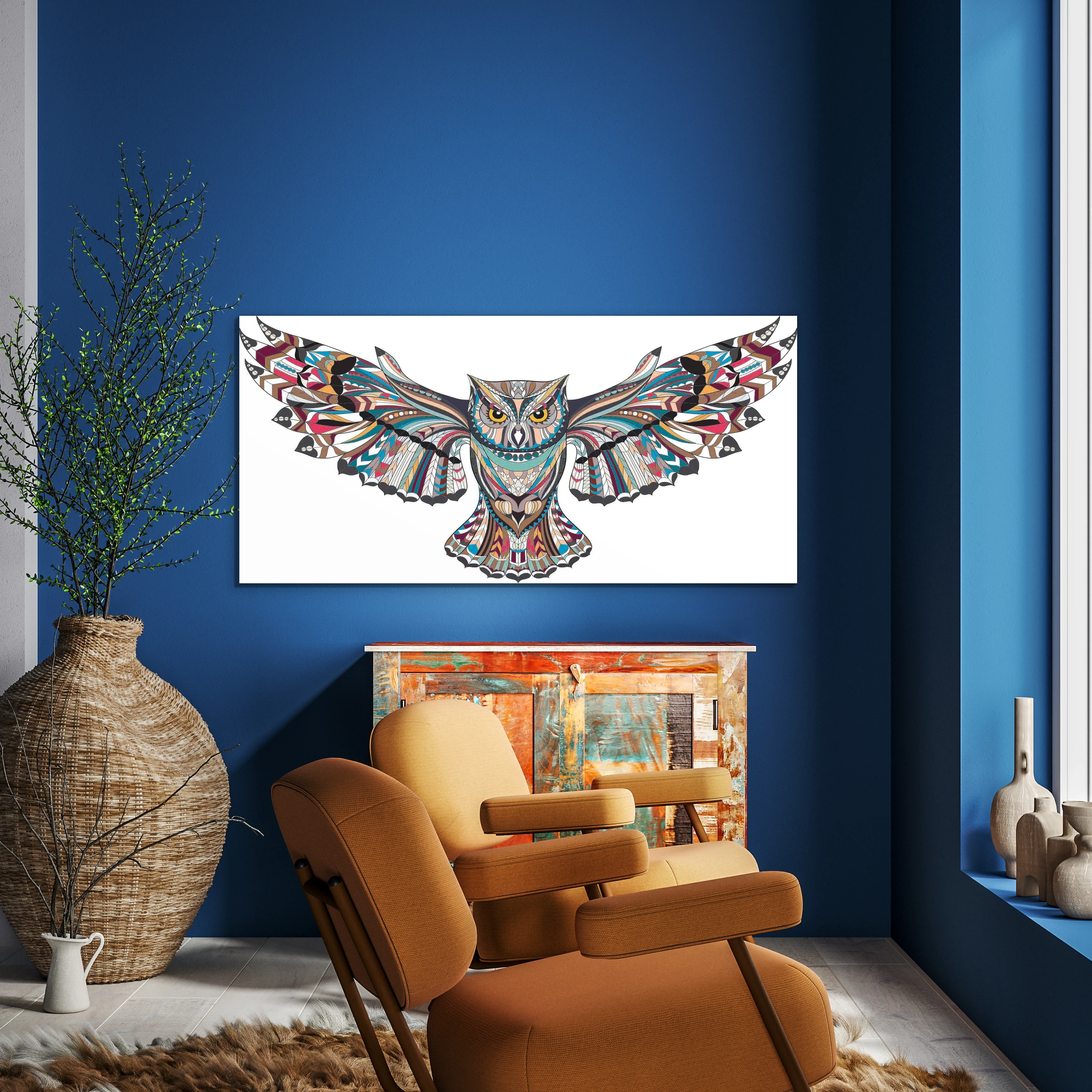 Pop art uil aan een kobaltblauwe muur boven een okergele fauteuil