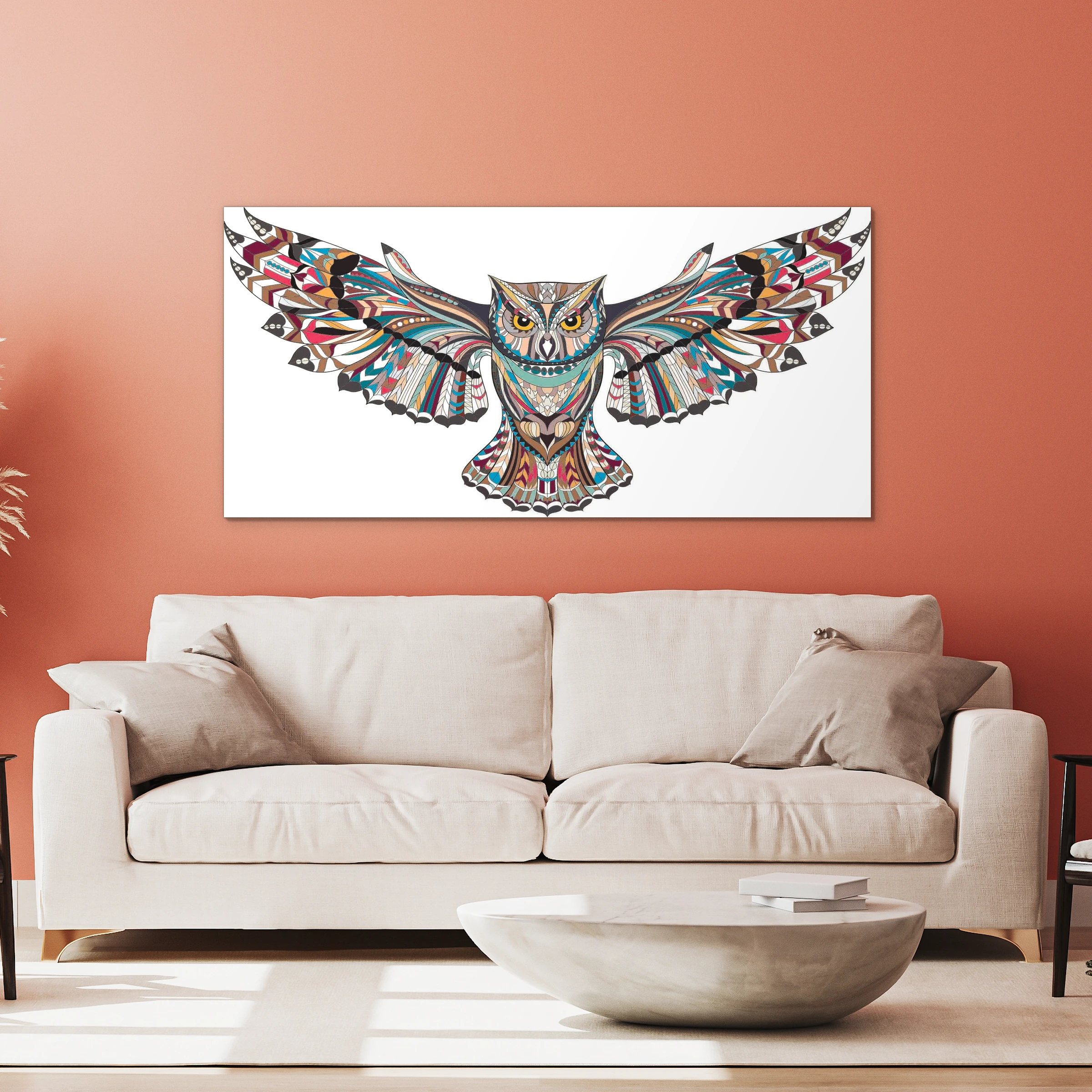 Pop art uil aan een koraalrode muur boven een witte bank