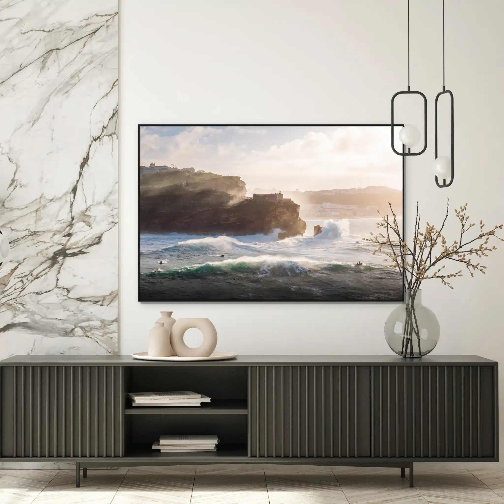 Monstergolven bij Nazaré als artframe met slank zwart frame aan de muur