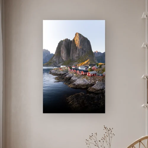 Lofoten wanddecoratie: rode vissershuisjes van Hamnøy aan het water onder een granieten bergtop, als artframe aan de muur