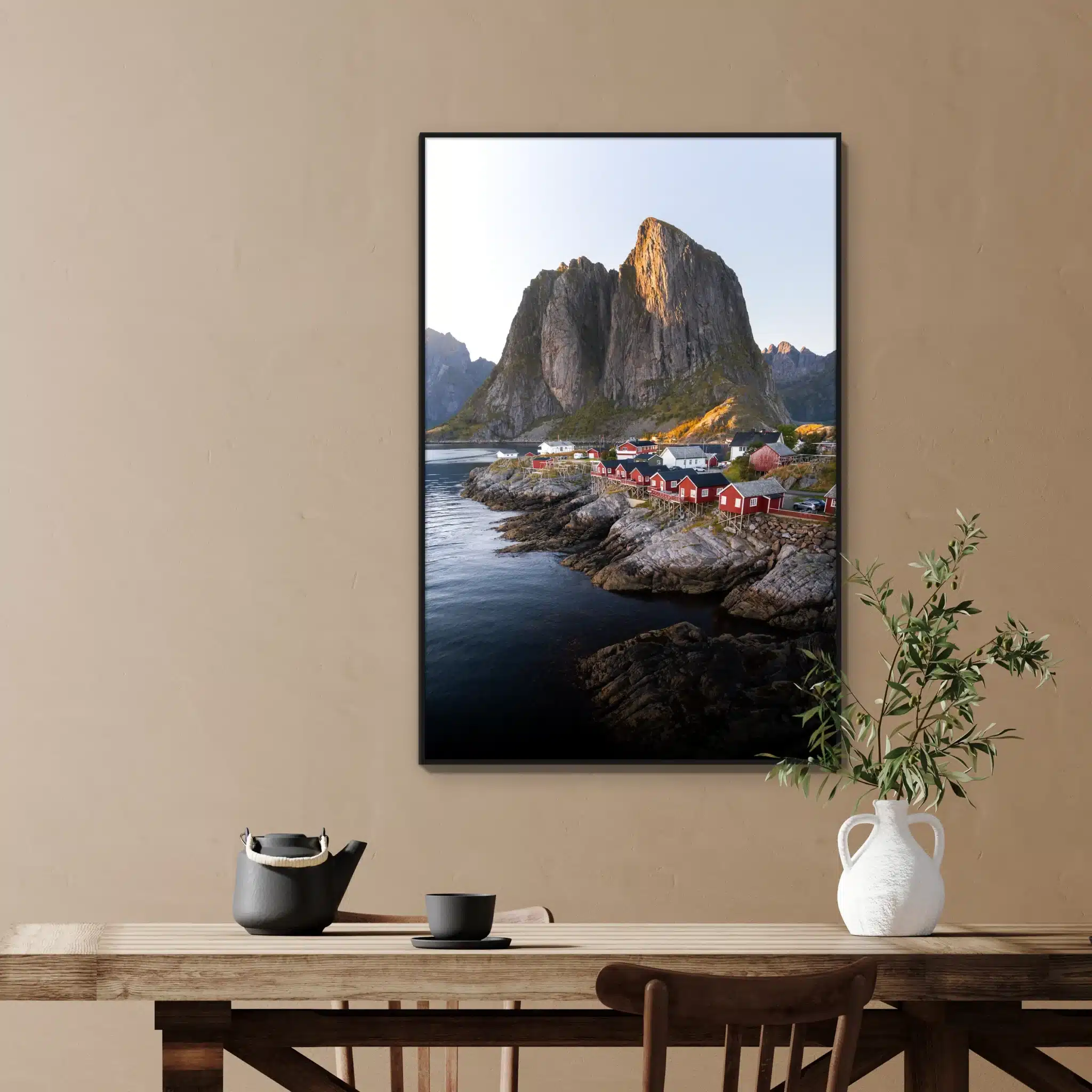 Laatste licht op Hamnøy als artframe met slank zwart frame aan de muur