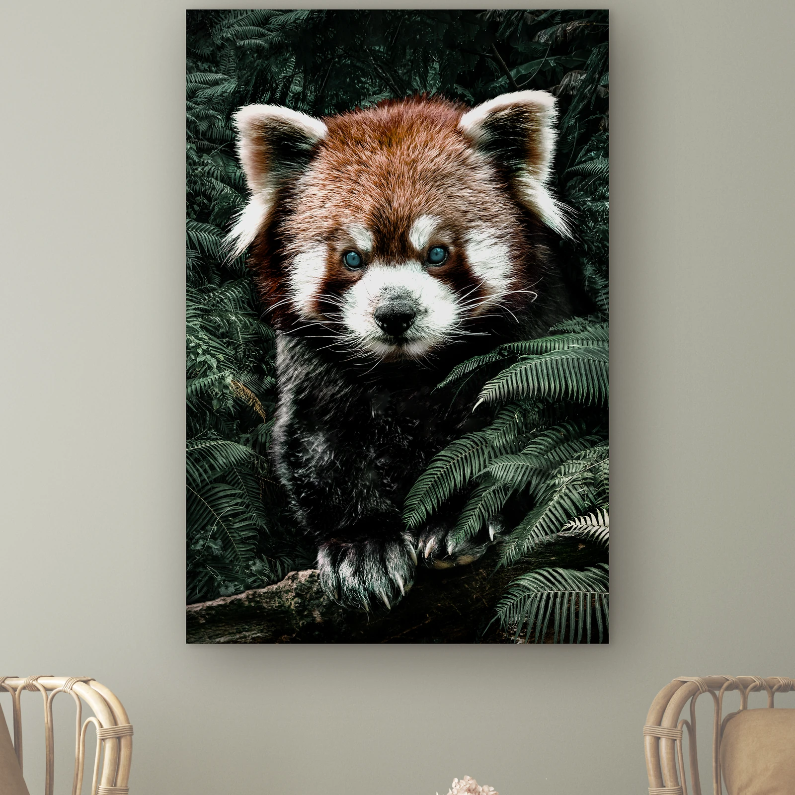 Rode panda aan de muur boven twee rotan stoelen