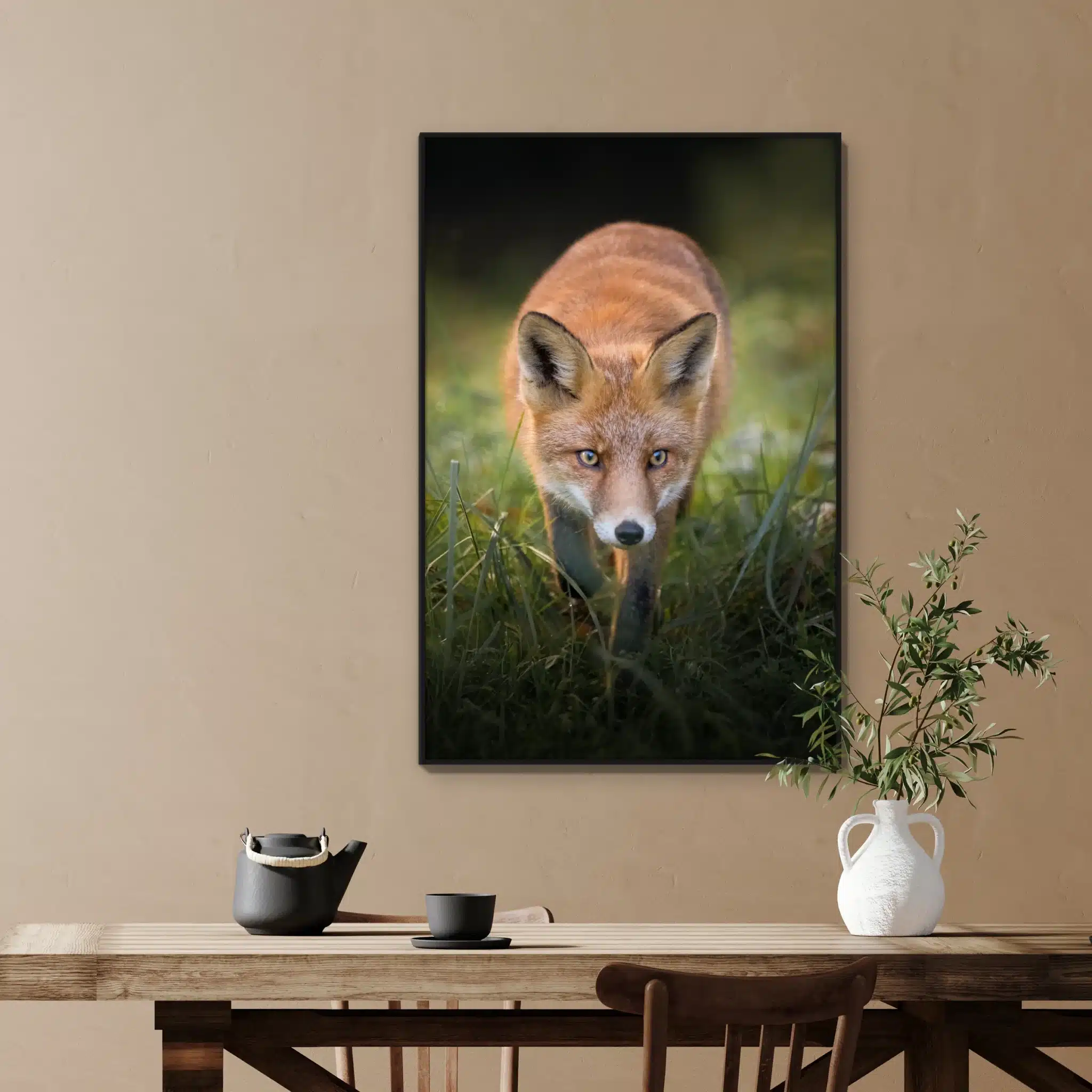 De nieuwsgierige vos als artframe met slank zwart frame aan de muur
