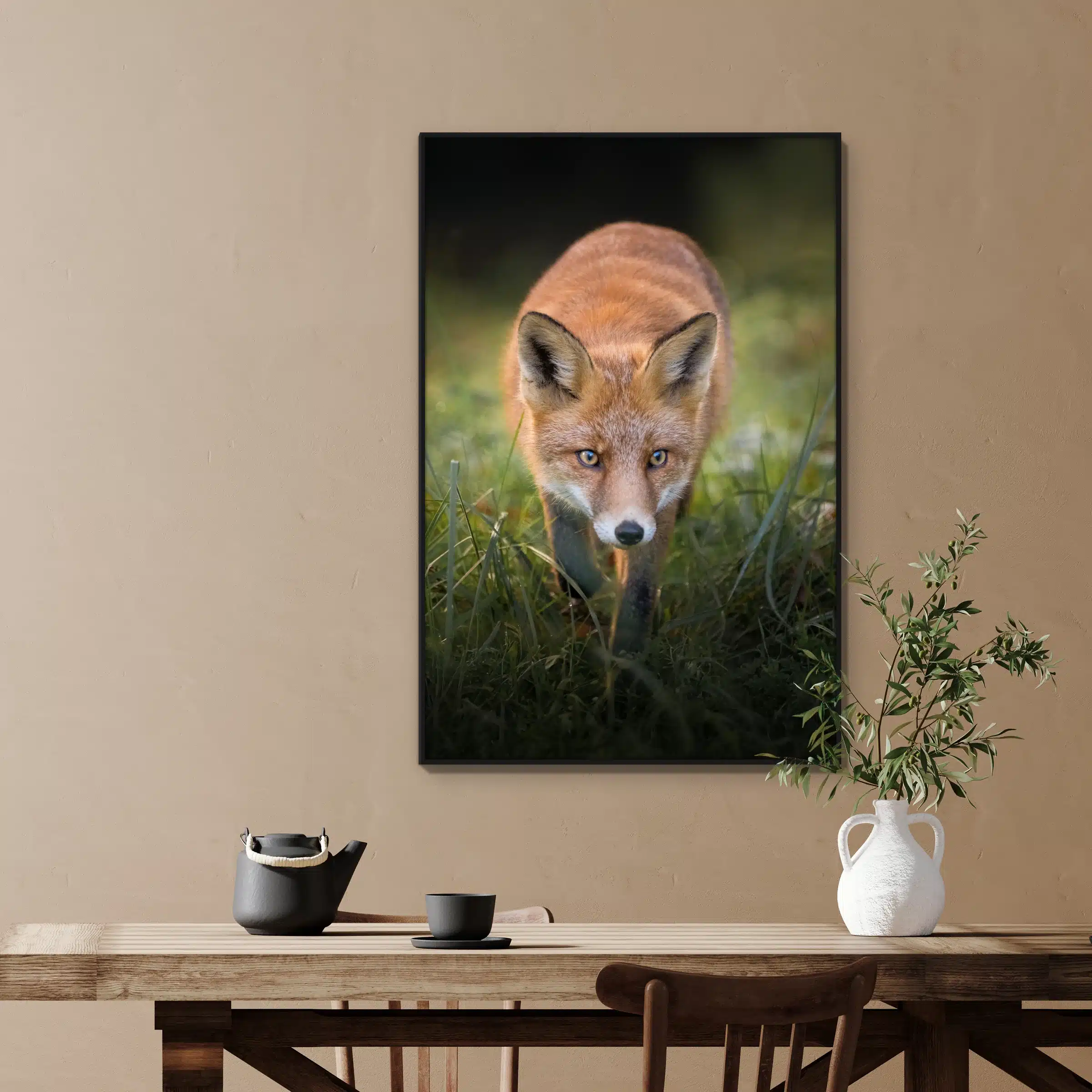 De nieuwsgierige vos als artframe met slank zwart frame aan de muur