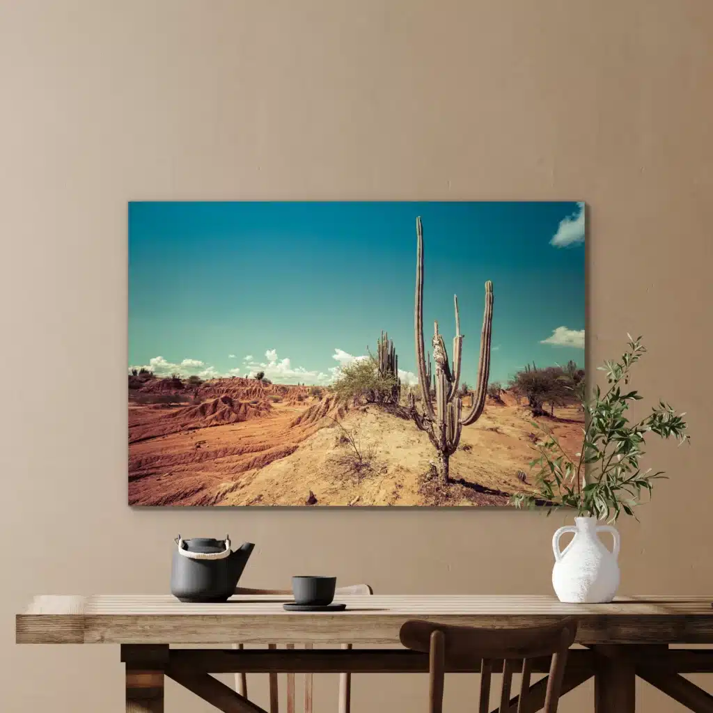 Rode woestijncactus boven een houten eettafel met een olijftak in een witte kruik