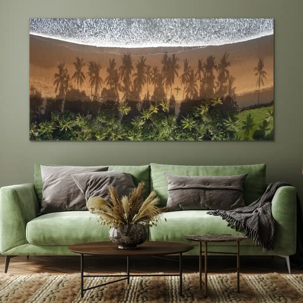 Strand van bovenaf in panorama aan een saliegroene muur boven een groene bank