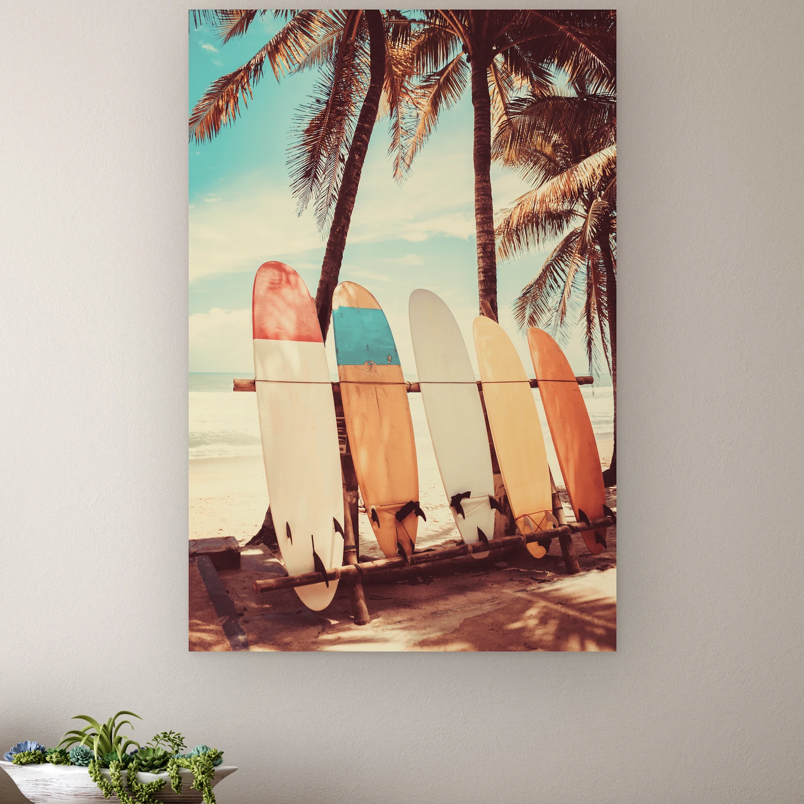 Surfplank aan de muur boven een houten dressoir met planten