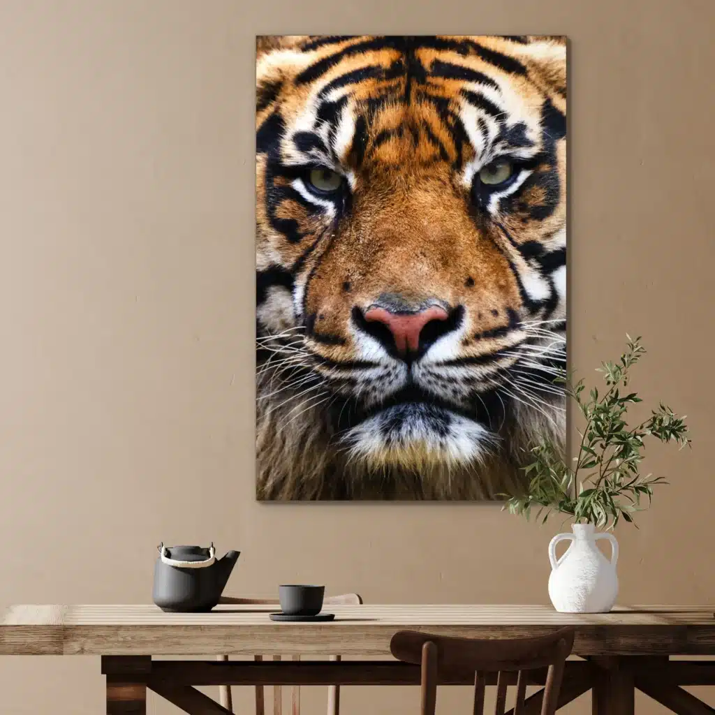 Tijger portret boven een houten eettafel met een olijftak in een kruik