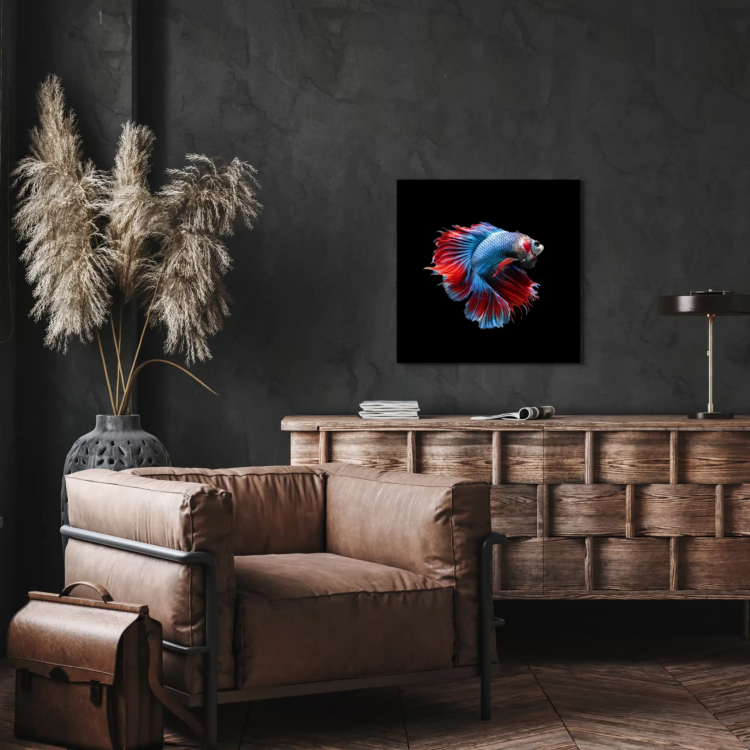 Vis Bruce wanddecoratie aan een donkere wand boven een houten dressoir en een leren fauteuil