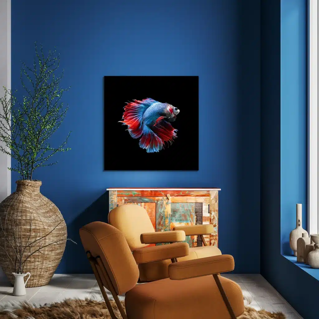 Vis Bruce wanddecoratie aan een kobaltblauwe muur boven een kleurig kastje en een okergele fauteuil