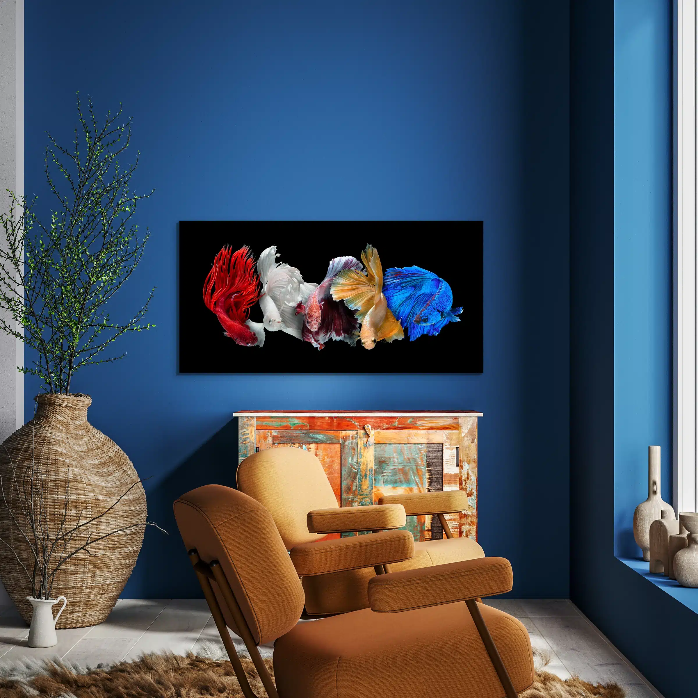 Visfamilie aan een kobaltblauwe muur boven een okergele fauteuil
