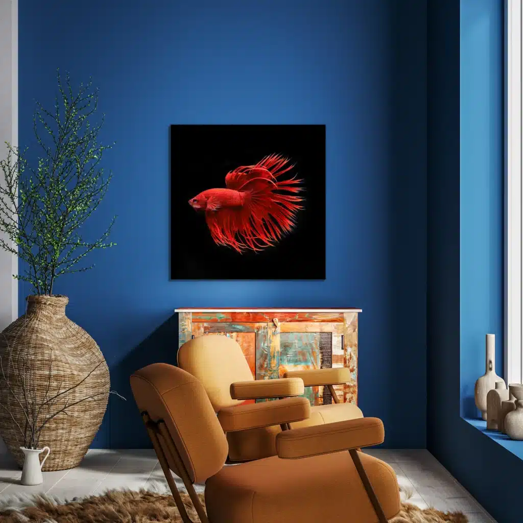 Vis Raven wanddecoratie aan een kobaltblauwe muur boven twee okergele fauteuils
