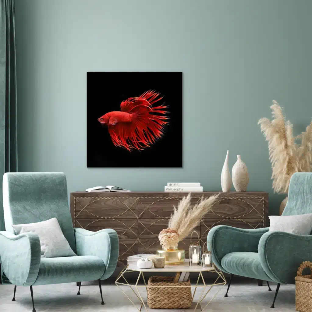 Vis Raven wanddecoratie boven een notenhouten dressoir tussen twee lichtgroene fluwelen fauteuils