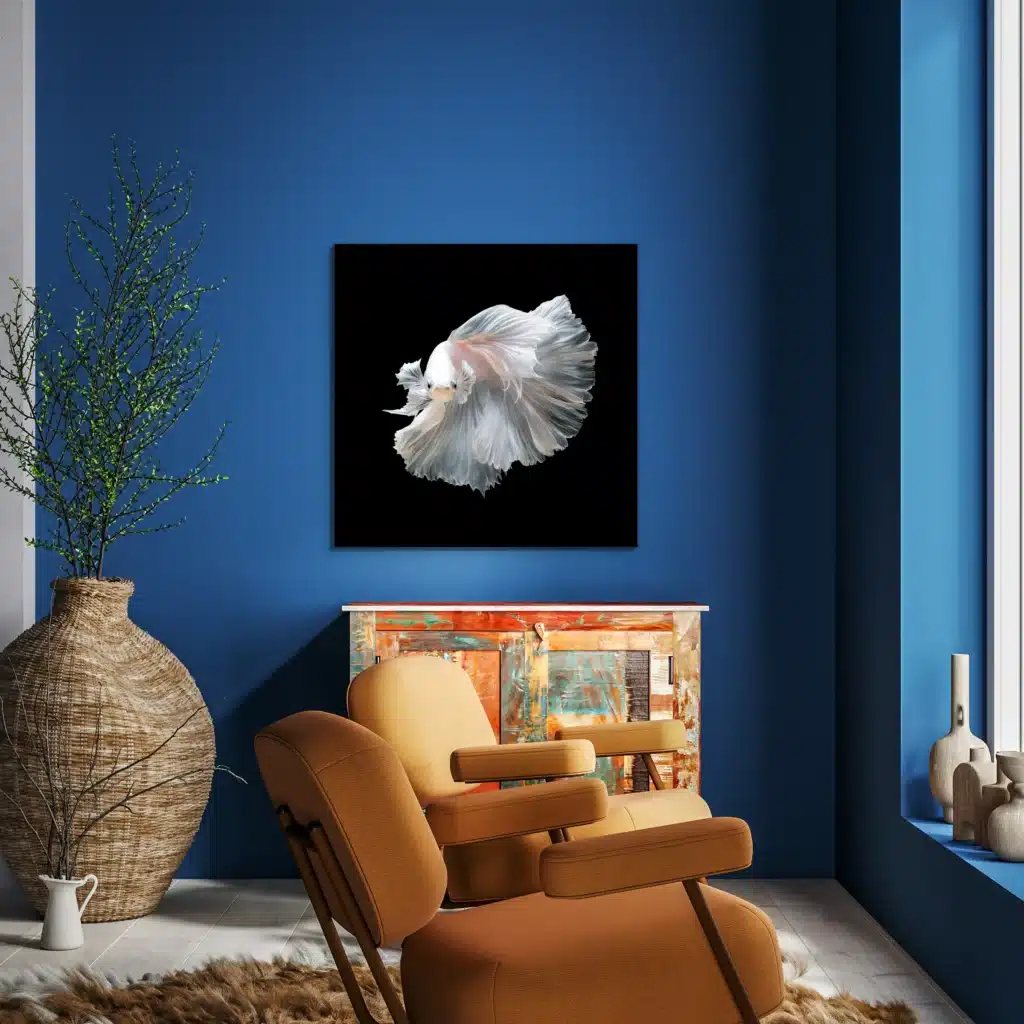 Vis Wayla wanddecoratie aan een kobaltblauwe muur boven een okergele fauteuil
