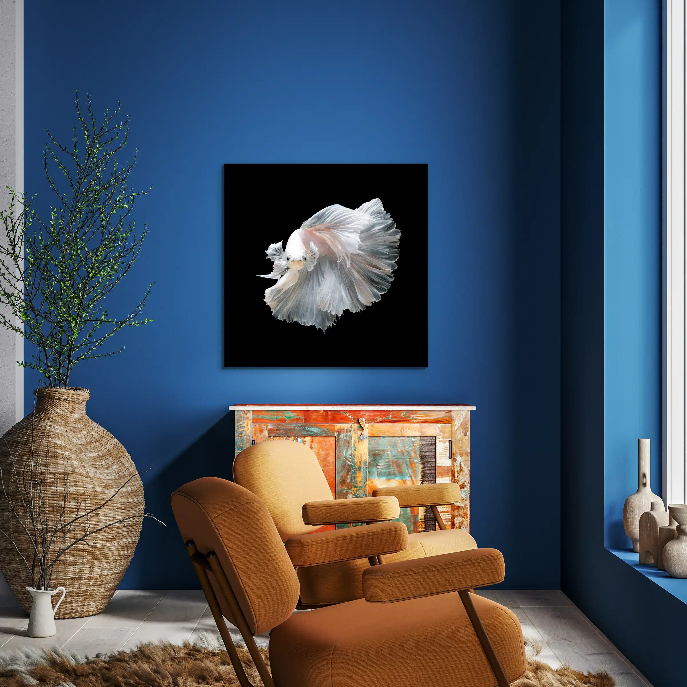 Vis Wayla wanddecoratie aan een kobaltblauwe muur boven een okergele fauteuil