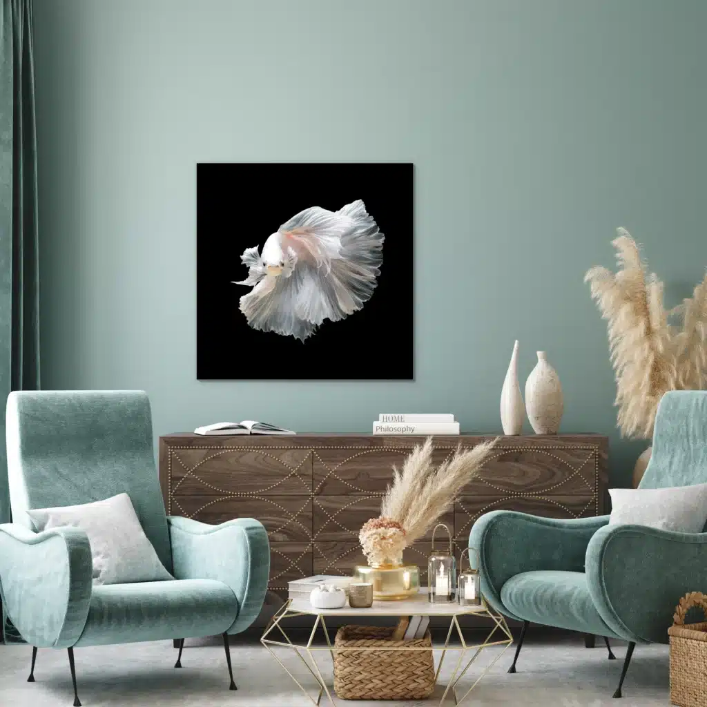 Vis Wayla wanddecoratie boven een notenhouten dressoir tussen twee mintgroene fauteuils