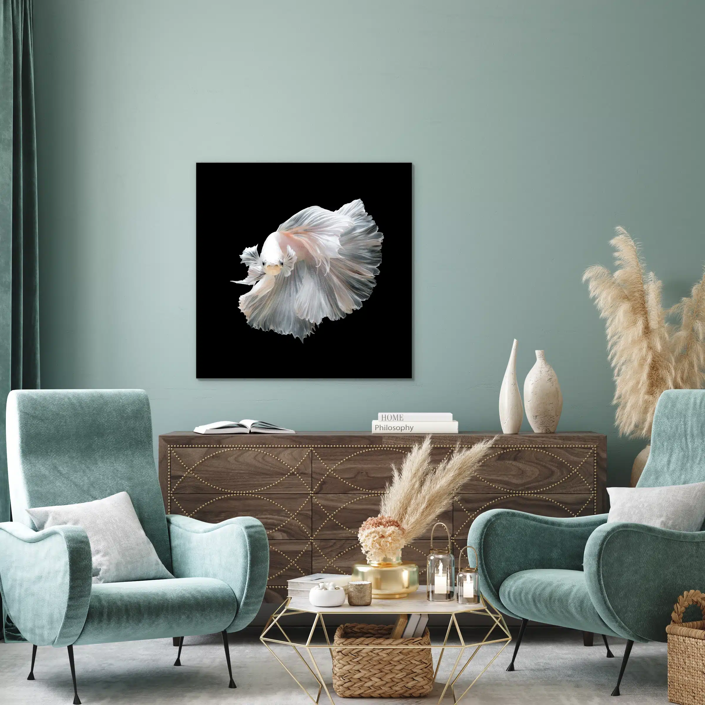 Vis Wayla wanddecoratie boven een notenhouten dressoir tussen twee mintgroene fauteuils