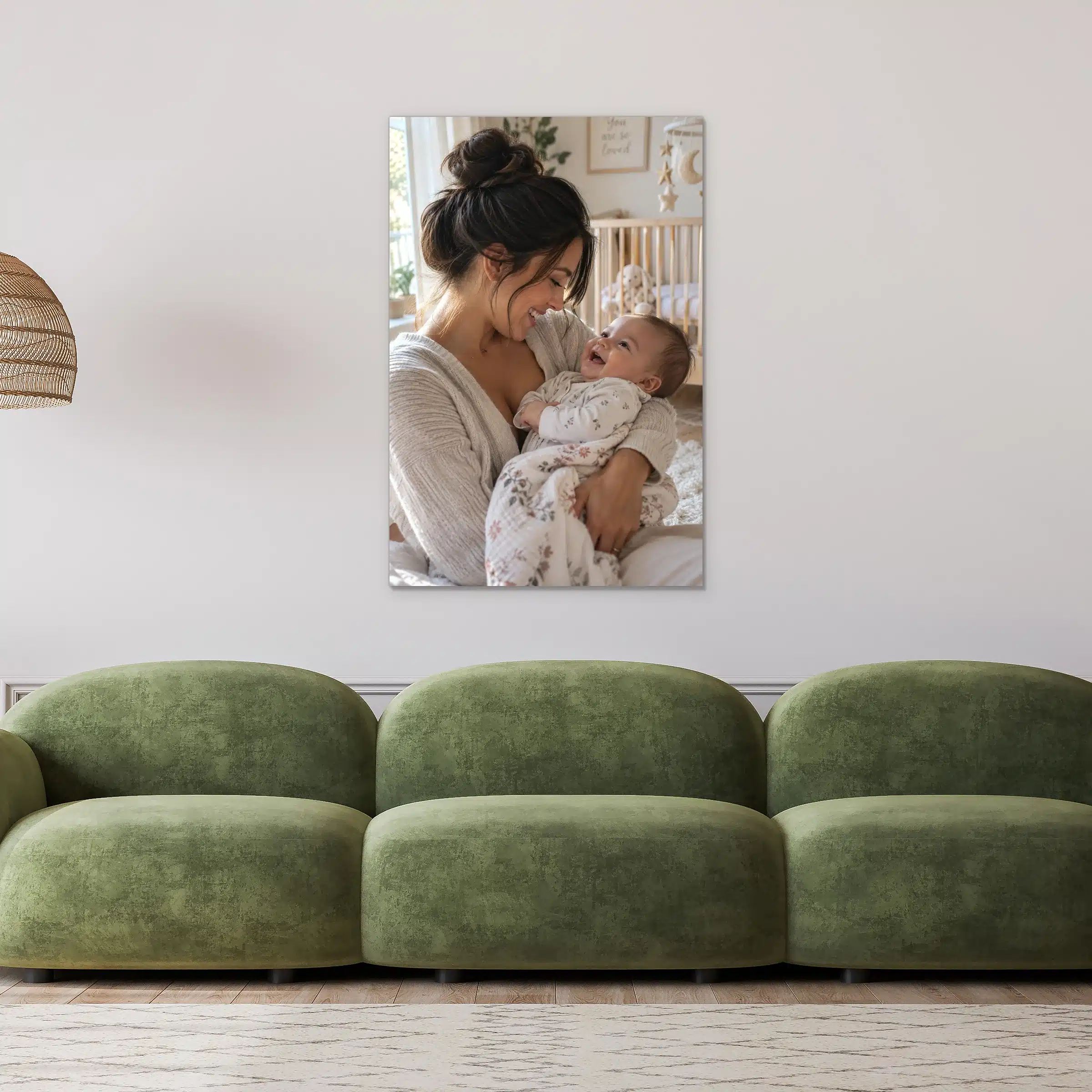 Wanddecoratie met eigen foto aan de muur boven een saliegroene bank tegen witte lambrisering