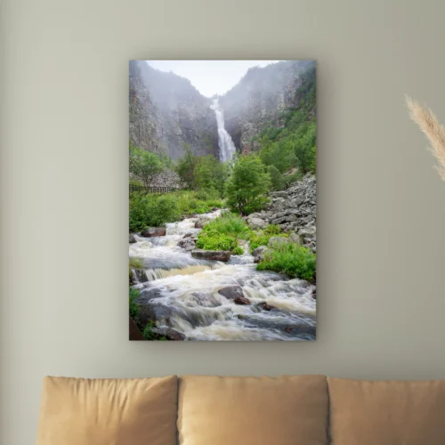 Waterval wanddecoratie: hoge waterval in een mistige rotskloof met een schuimende rivier ervoor, als artframe