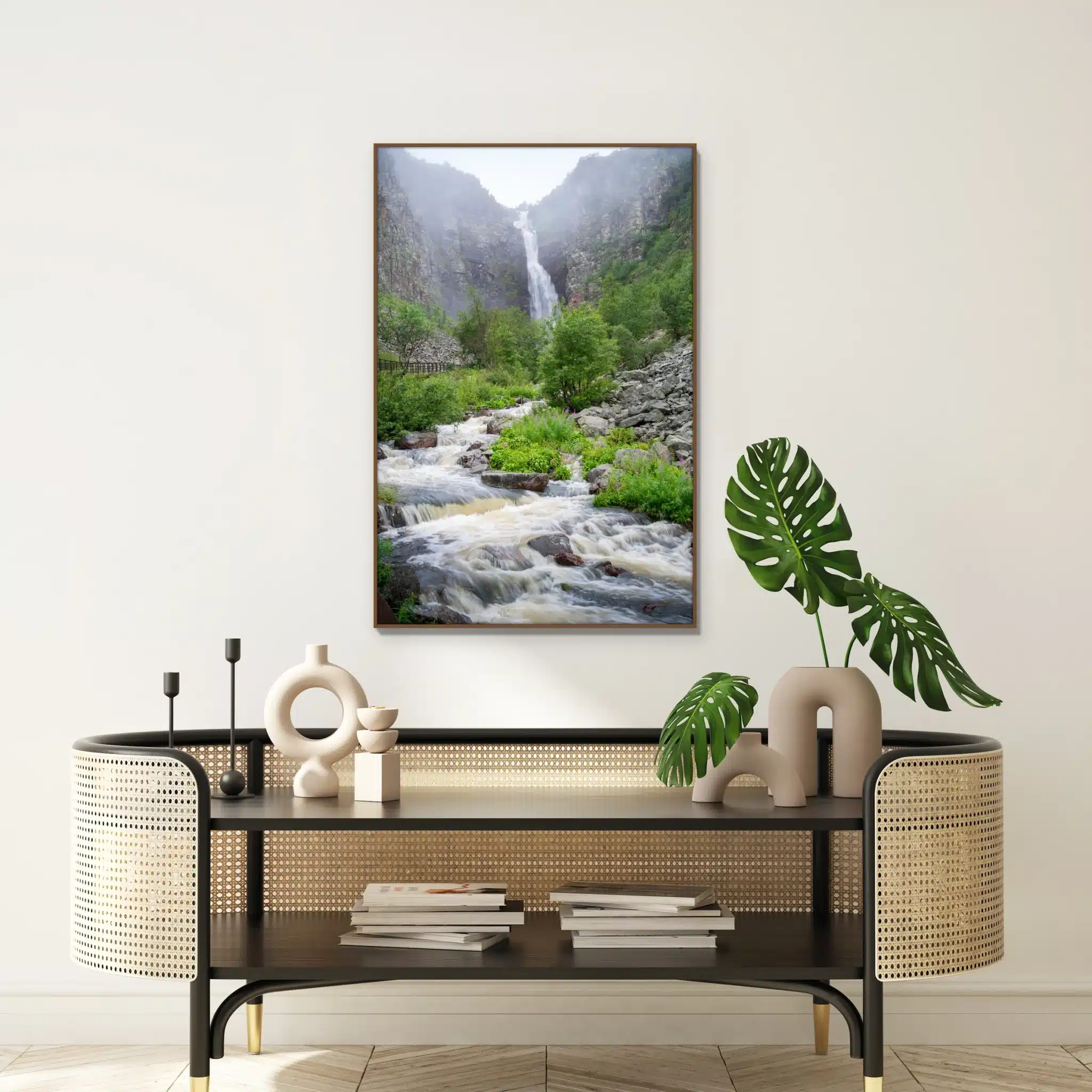 Waterval wanddecoratie met houten frame boven een rotan dressoir: Waterval in vrije val