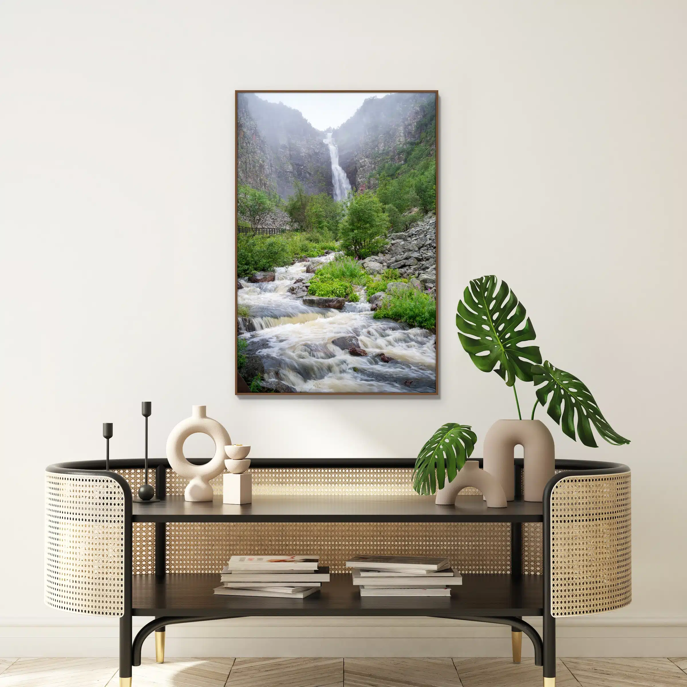 Waterval in vrije val als artframe met houten frame aan de muur