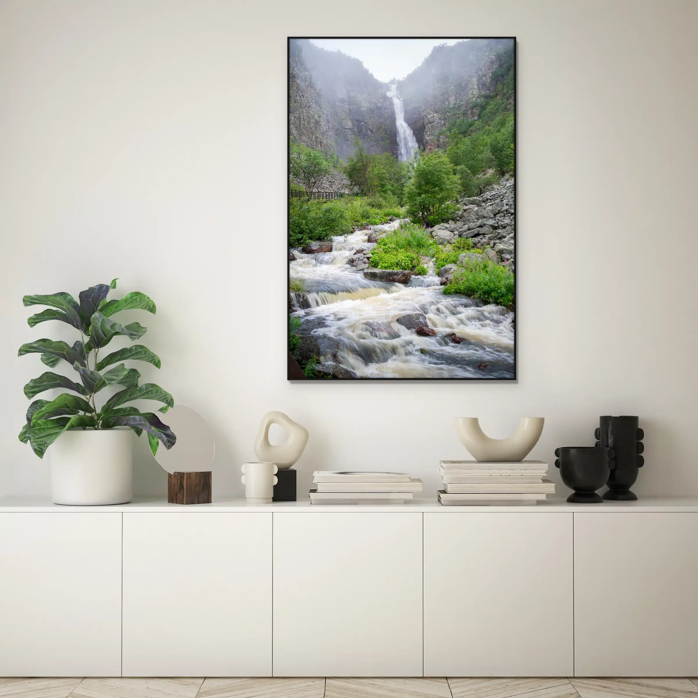 Waterval in vrije val als artframe met slank zwart frame aan de muur