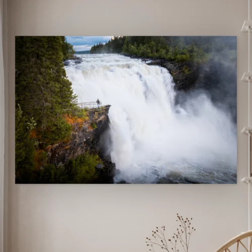 Zweden wanddecoratie: waterval Tännforsen van bovenaf met een wandelaar op het uitkijkplatform tussen sparren, als artframe