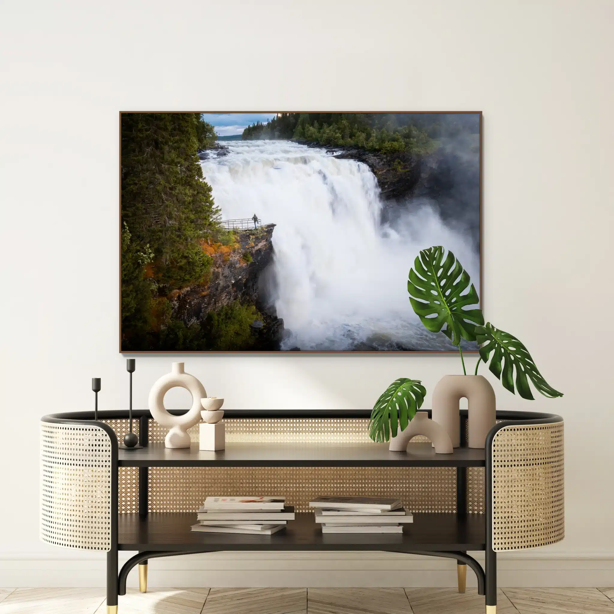 Zweden wanddecoratie met houten frame boven een rotan dressoir: Klein naast waterval Tännforsen