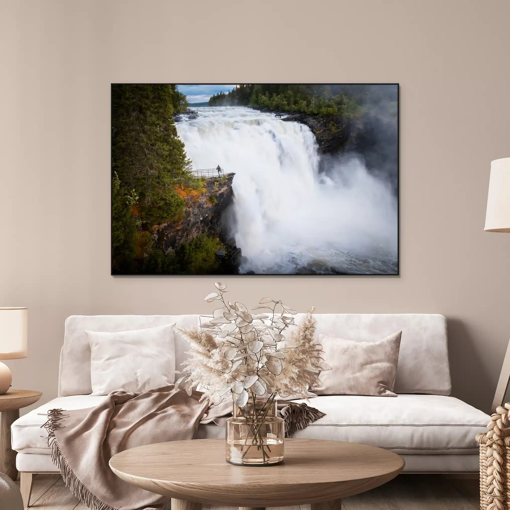 Klein naast waterval Tännforsen als artframe met slank zwart frame aan de muur