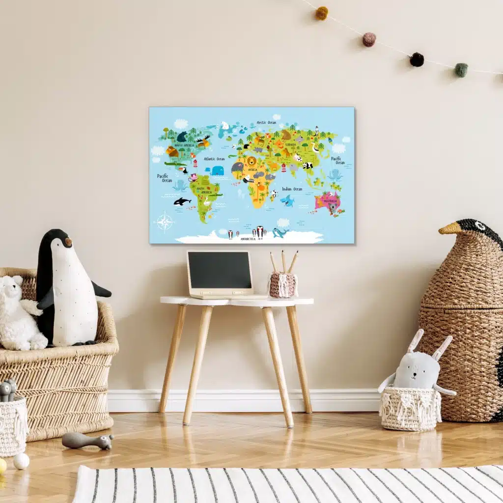 Wereldkaart dieren in kleur boven een kinderbureautje naast een knuffelpinguïn