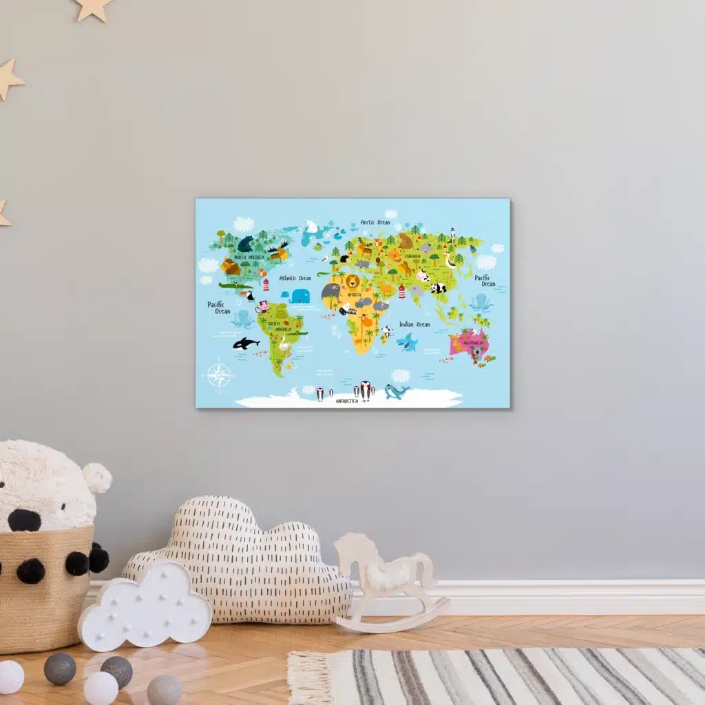 Wereldkaart dieren in kleur aan een grijze muur in een kinderkamer met knuffels