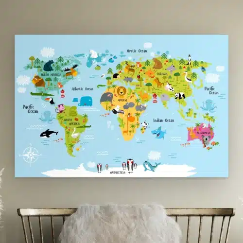 Wereldkaart dieren in kleur aan de muur boven een houten bankje met schapenvacht
