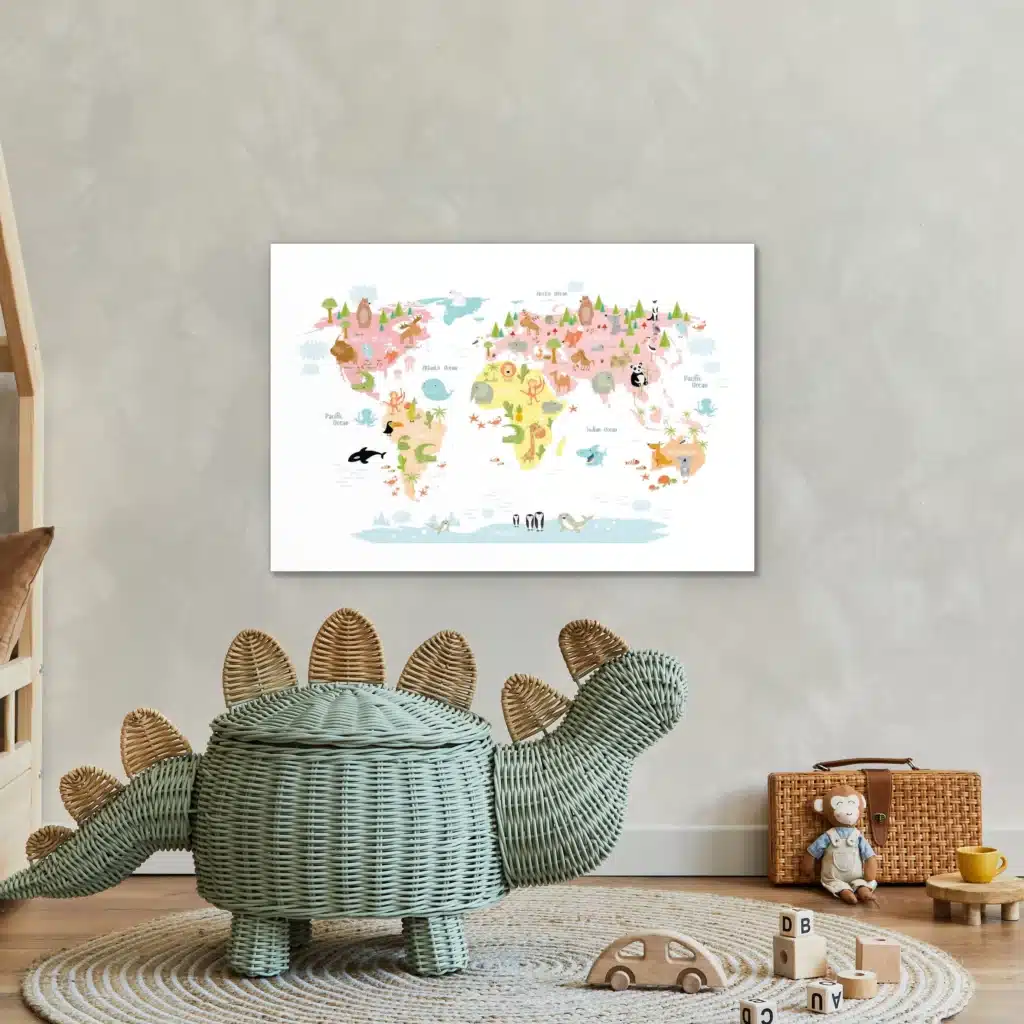 Wereldkaart dieren pastel in een kinderkamer boven een rieten dino en een rond kleed