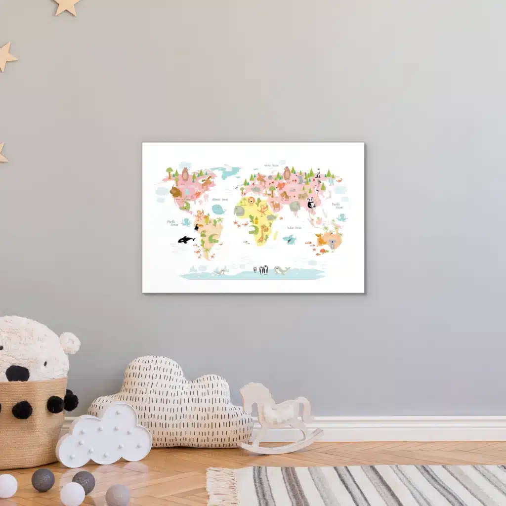 Wereldkaart dieren pastel aan een grijze muur in een kinderkamer met houten sterren en knuffels