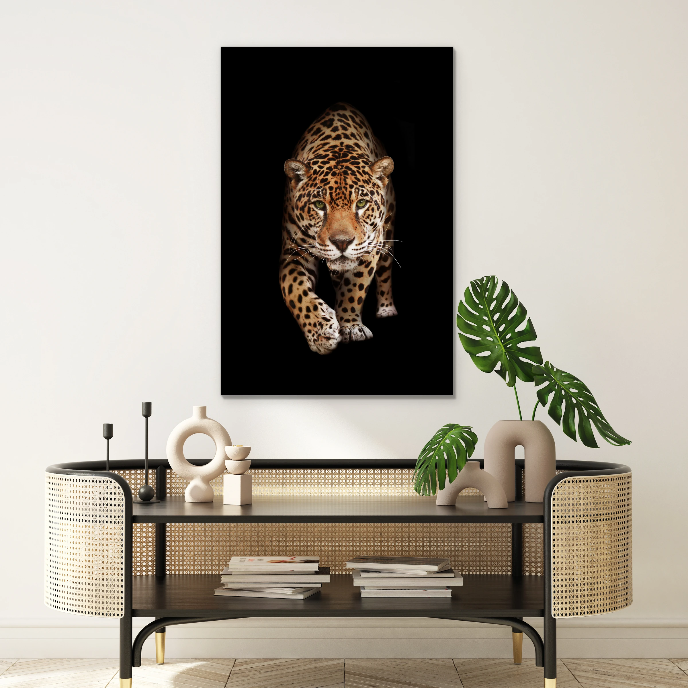 Wilde panter aan een witte muur boven een rotan wandtafel met een monstera