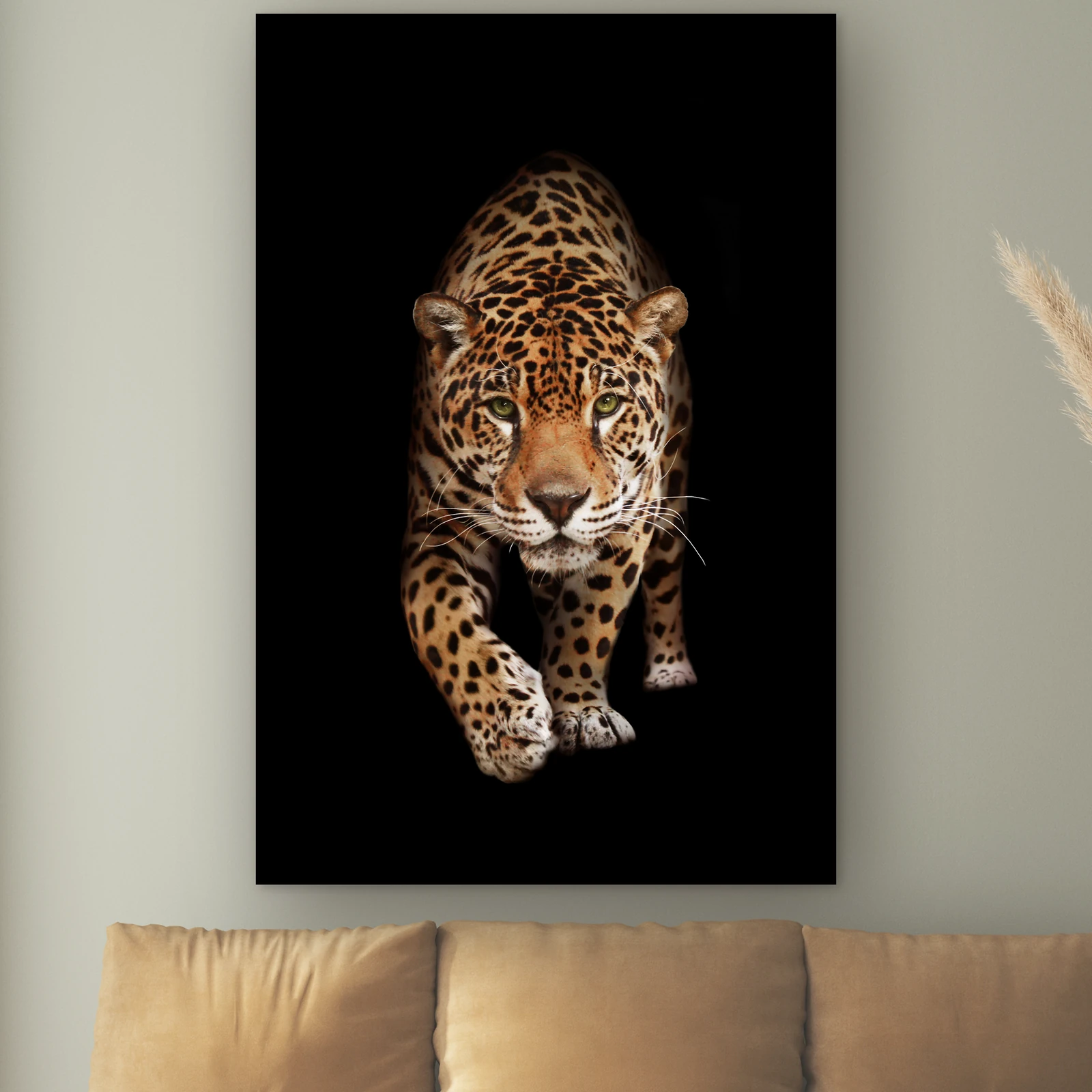 Wilde panter aan de muur boven een cognac bank