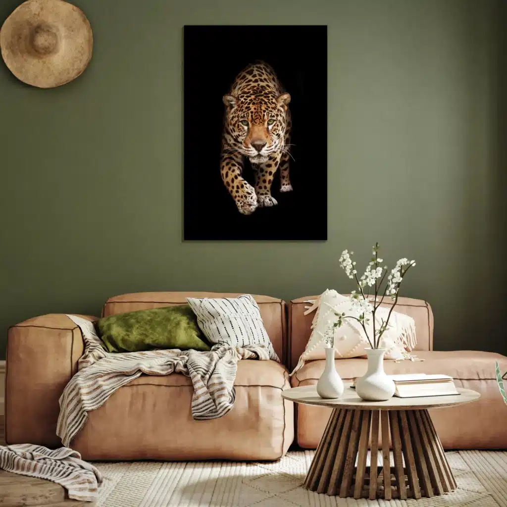 Wilde panter aan een olijfgroene muur boven een cognac bank met een ronde houten salontafel