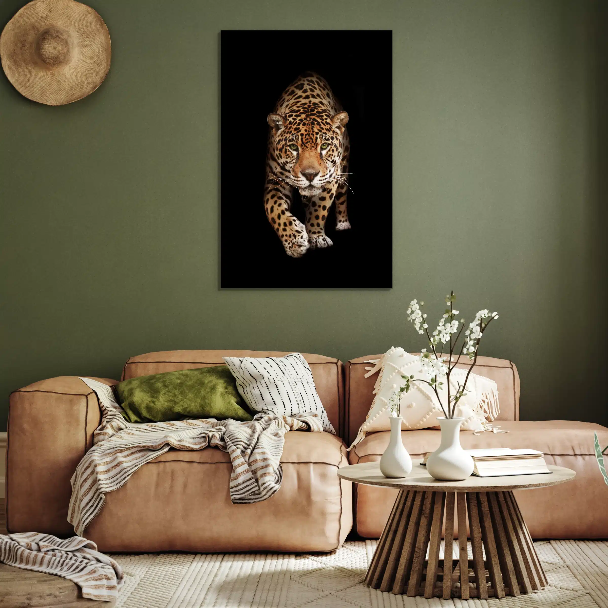 Wilde panter aan een olijfgroene muur boven een cognac bank met een ronde houten salontafel
