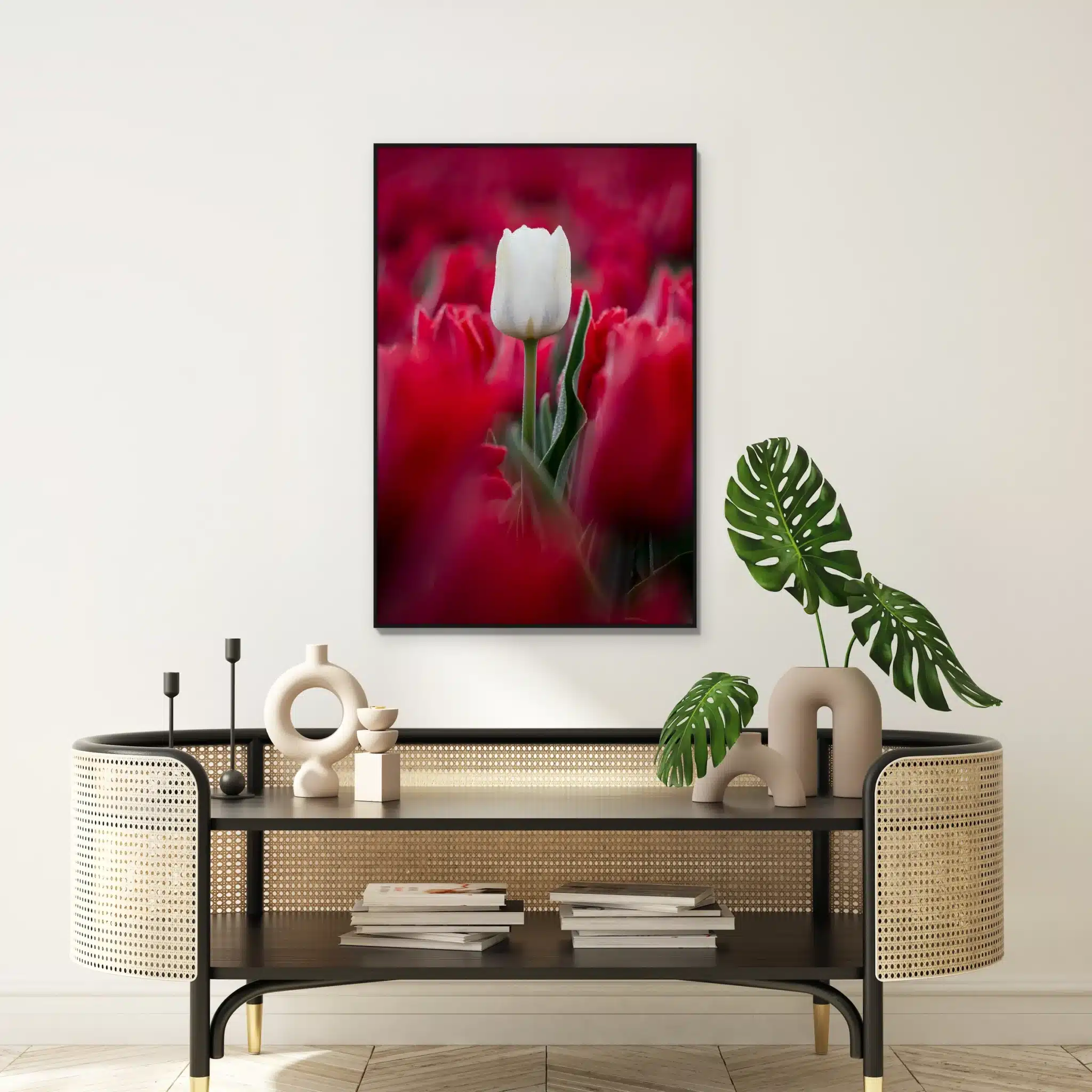 Jij bent wie je bent als artframe met slank zwart frame aan de muur
