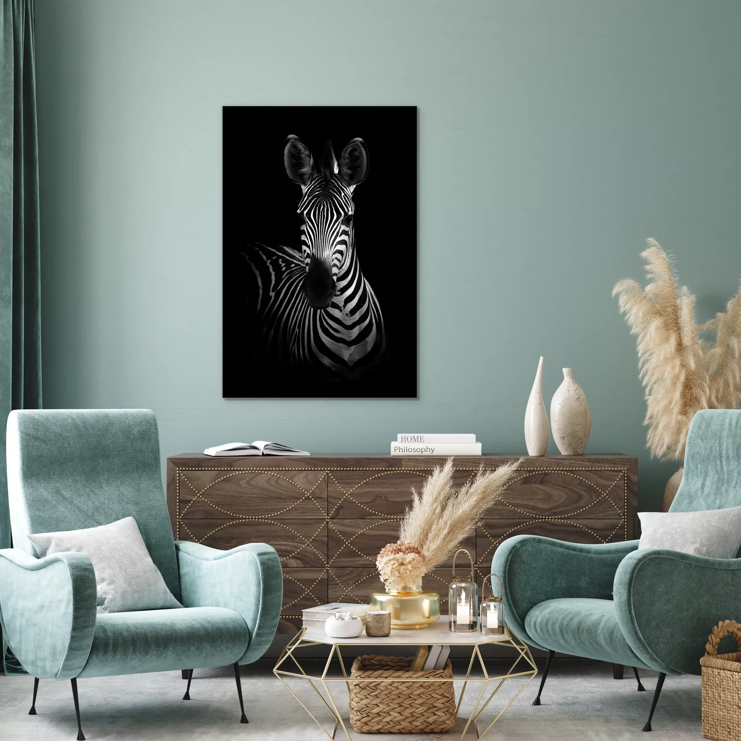 Zebra portret aan een mintgroene muur boven een notenhouten dressoir tussen twee fluwelen fauteuils