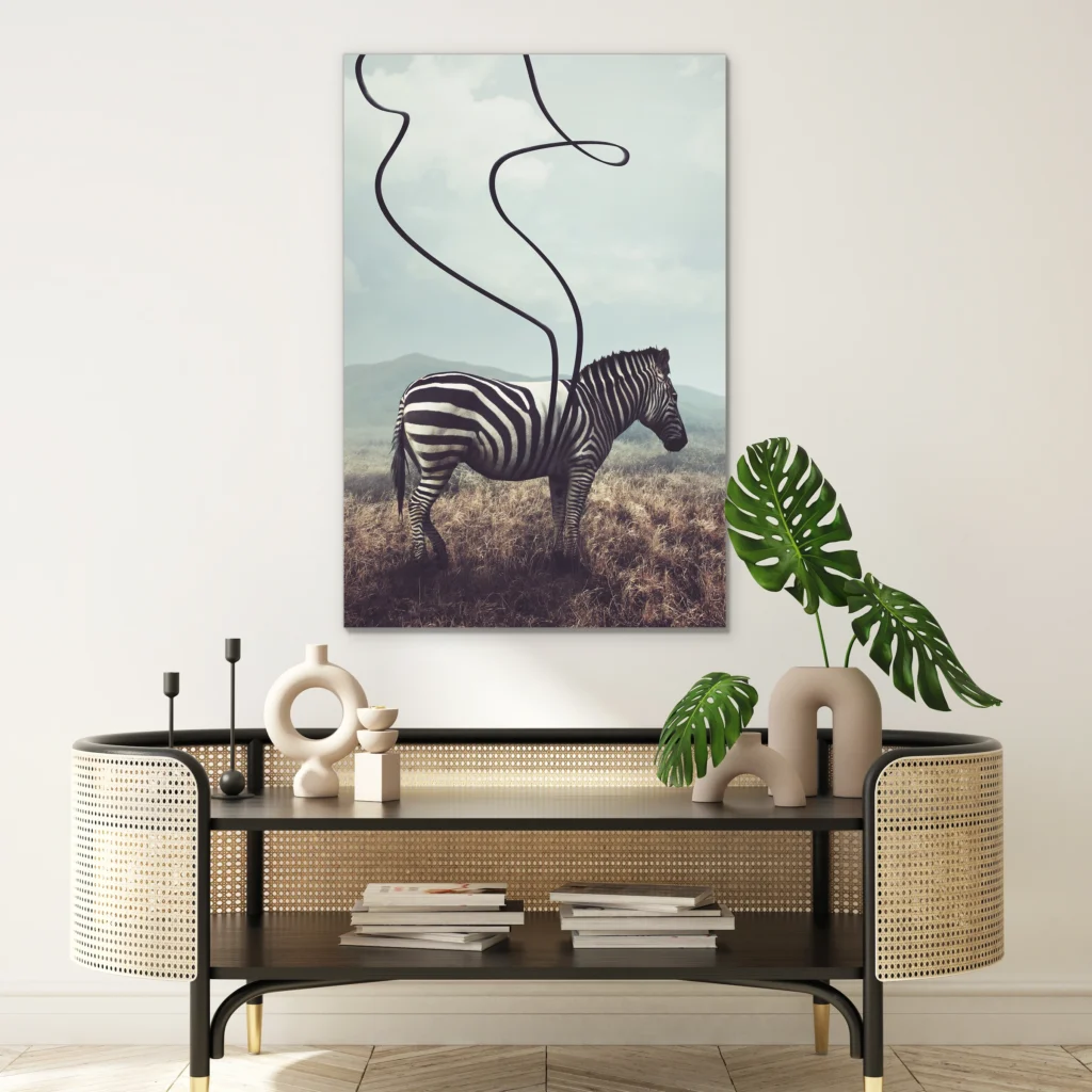 Zebra zonder strepen boven een rotan console met een monstera