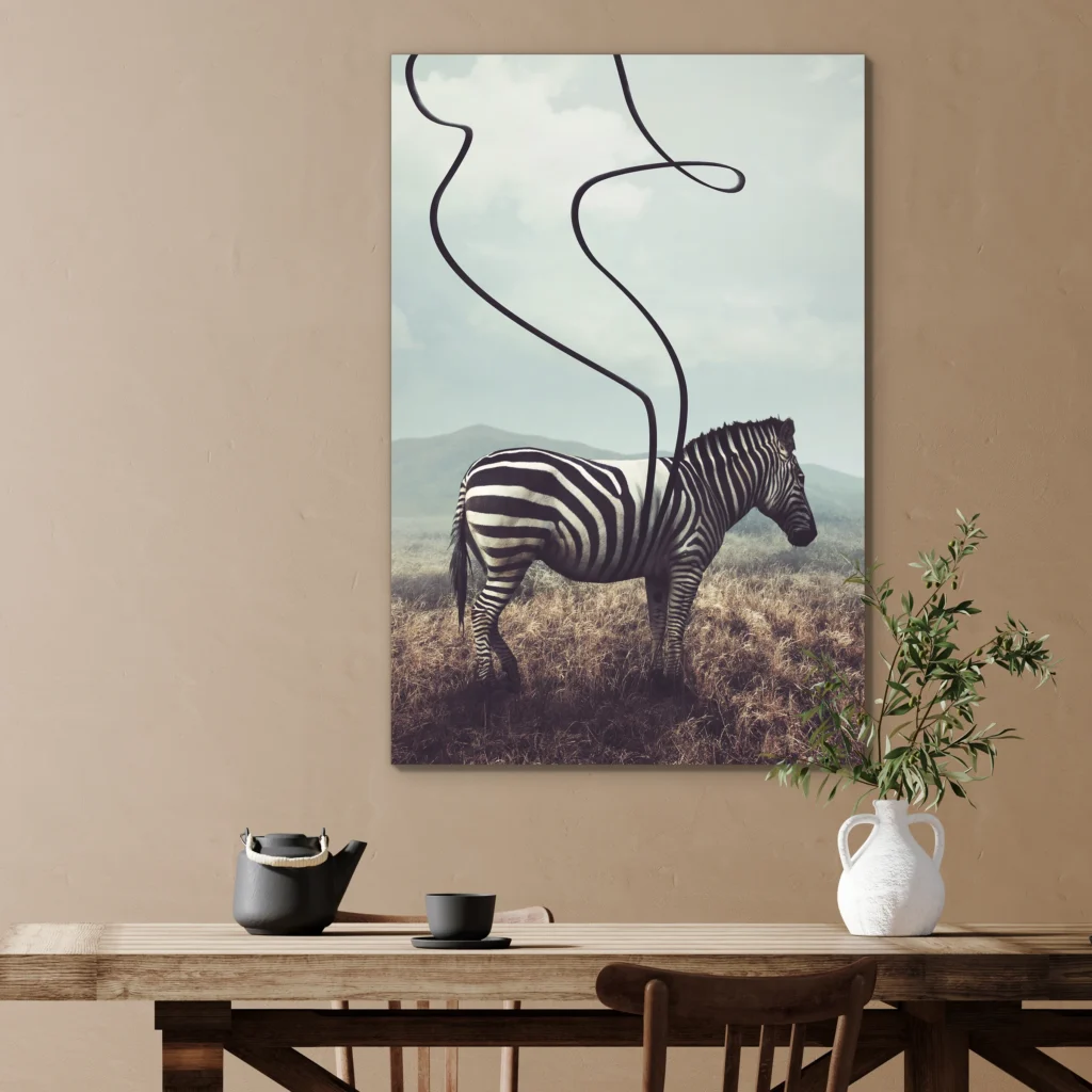 Zebra zonder strepen boven een houten eettafel tegen een zandkleurige muur
