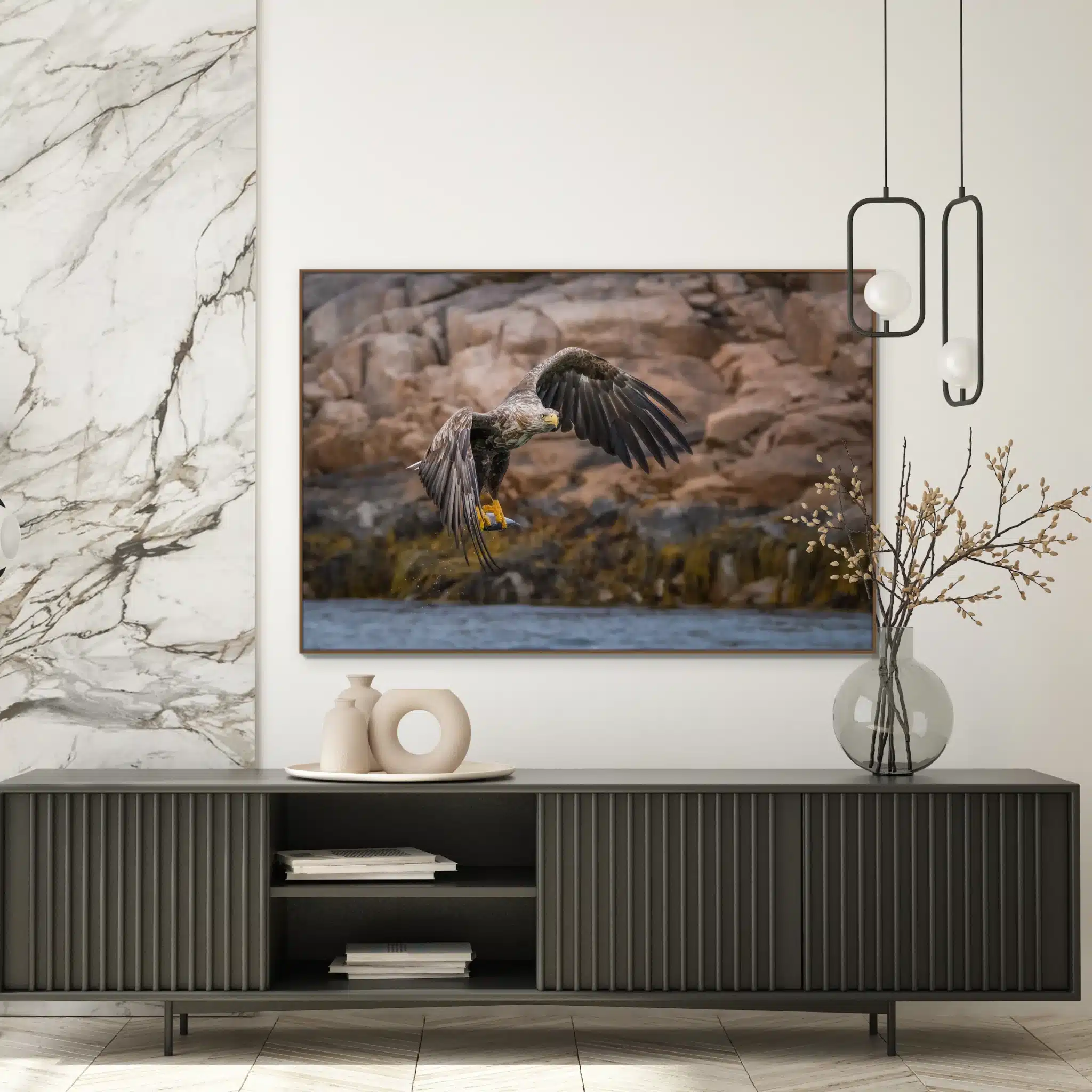 Zeearend wanddecoratie met houten frame boven een lowboard: De vangst van de zeearend
