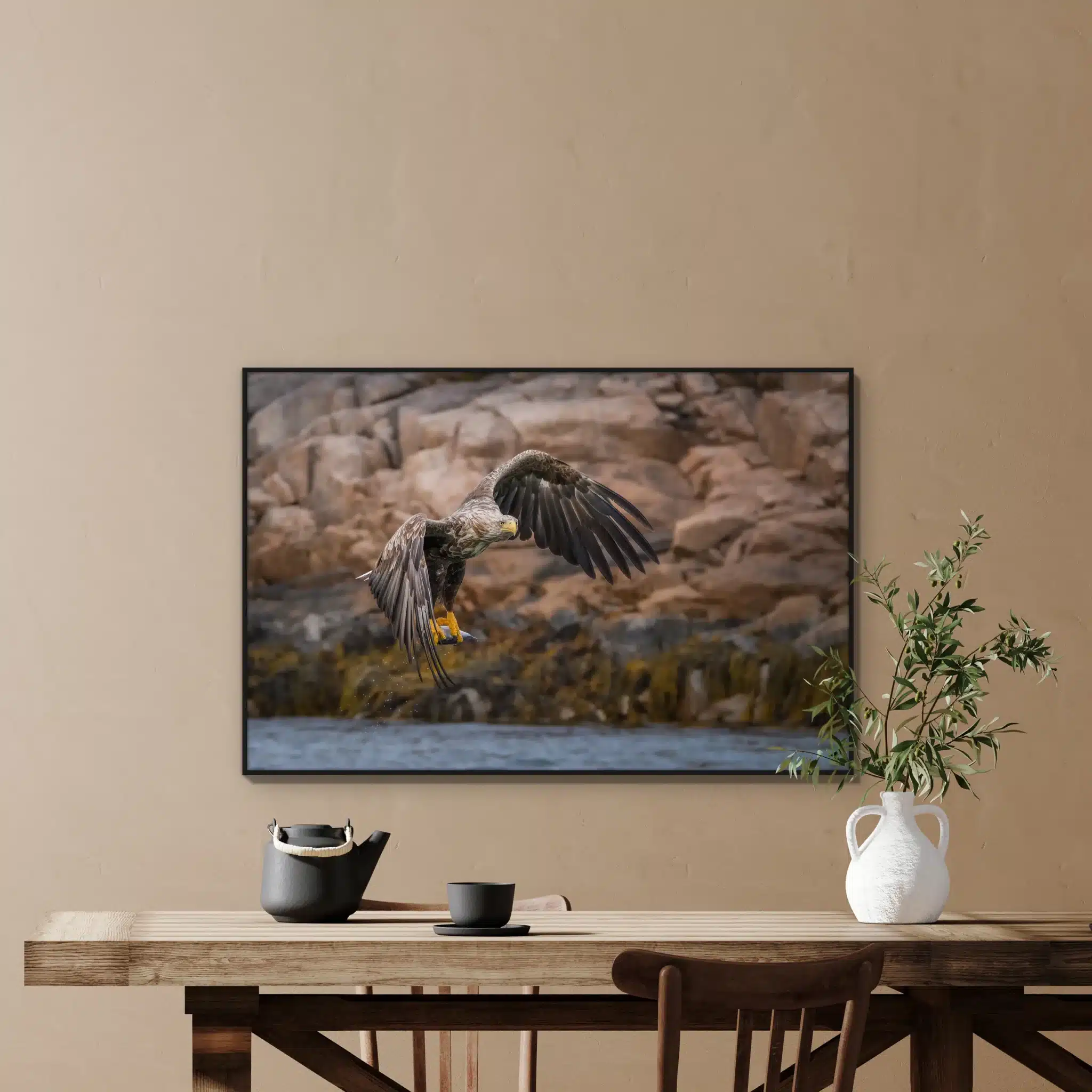 De vangst van de zeearend als artframe met slank zwart frame aan de muur