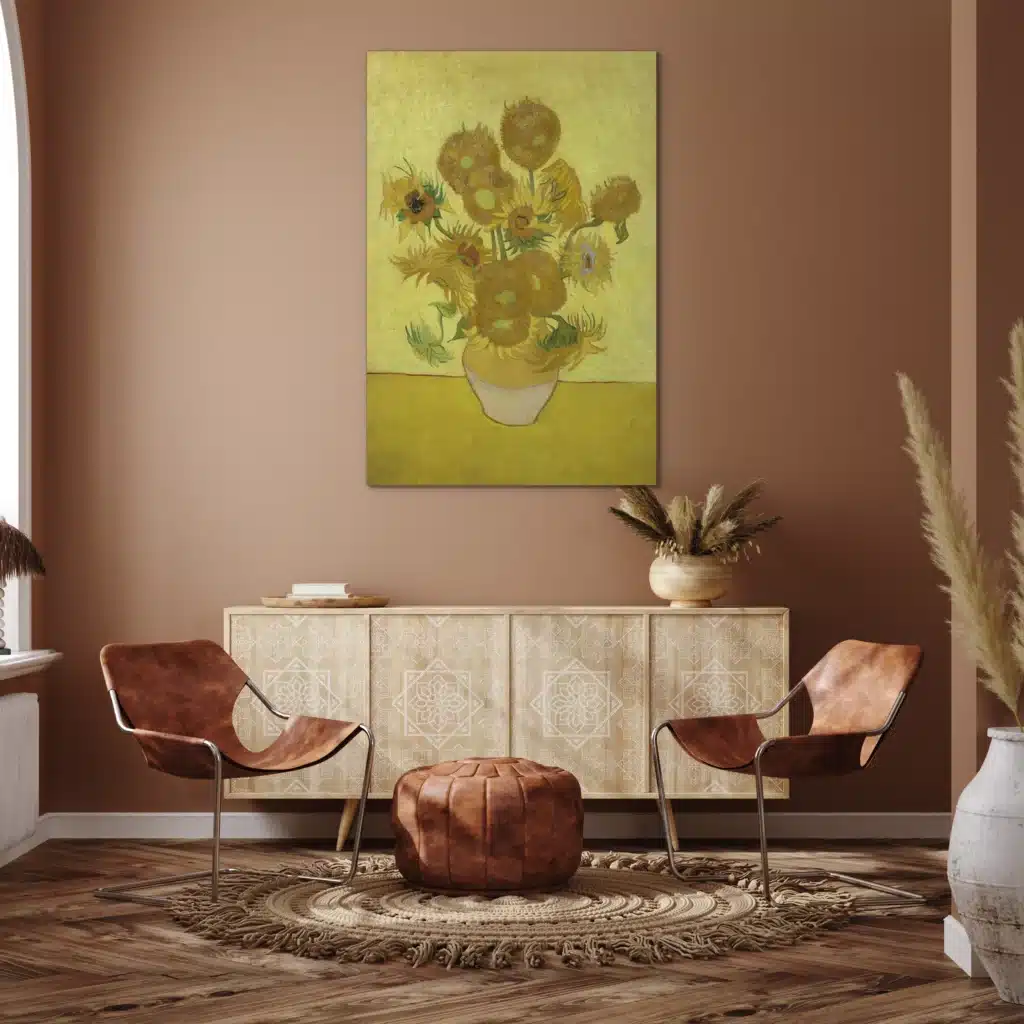 Zonnebloemen van Van Gogh aan een terracotta muur boven een licht houten dressoir met twee leren stoelen