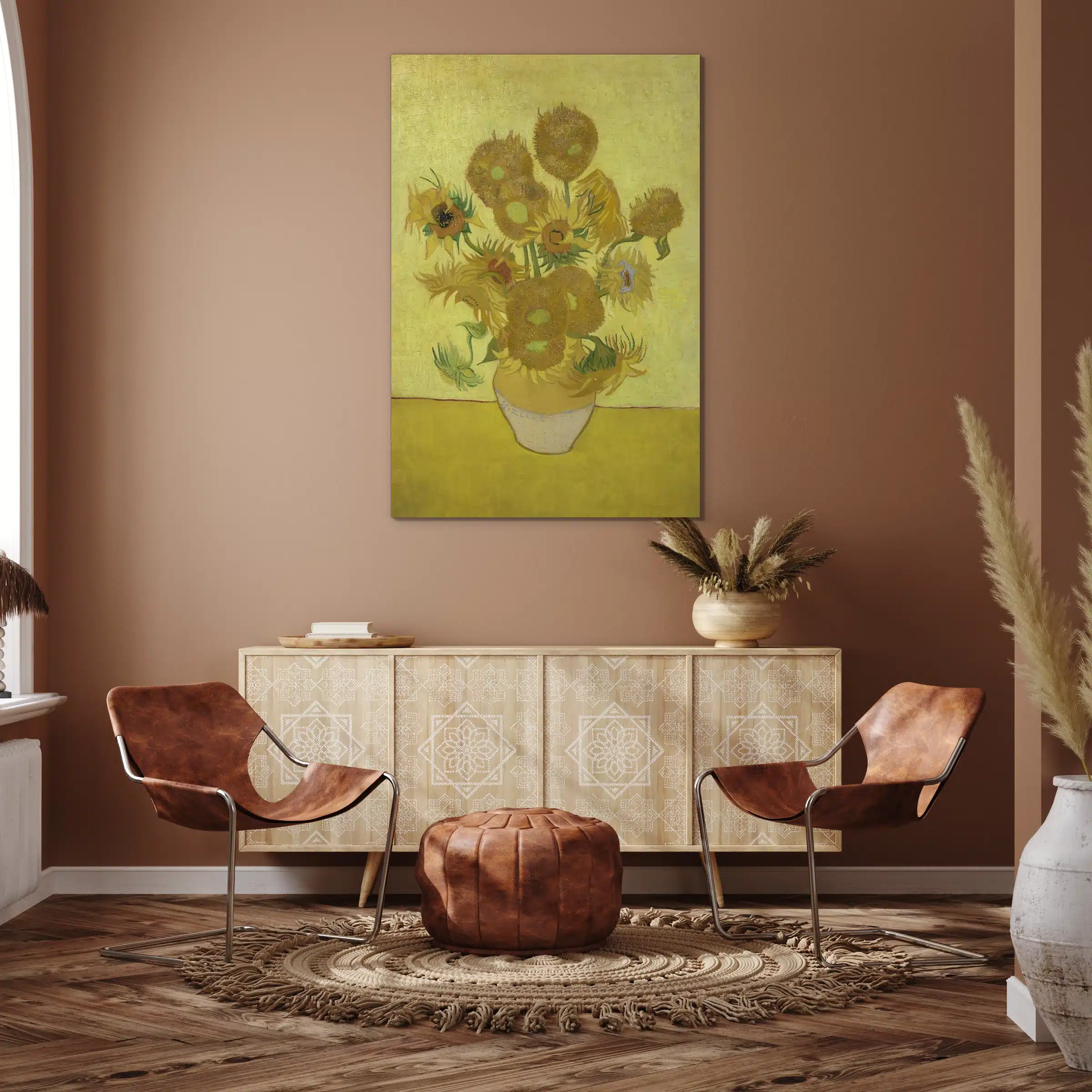 Zonnebloemen van Van Gogh aan een terracotta muur boven een licht houten dressoir met twee leren stoelen
