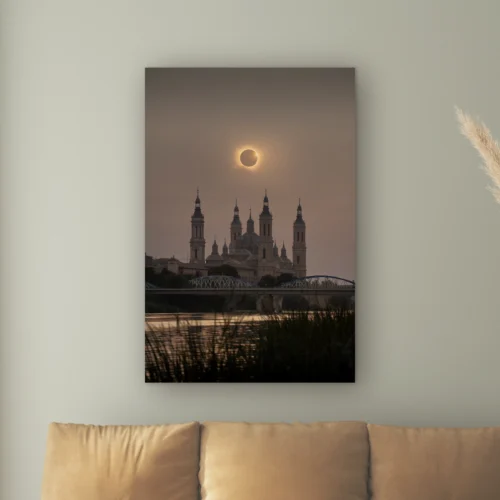 Zonsverduistering wanddecoratie: verduisterde zon boven de torens van de basiliek van Zaragoza en de Ebro, als artframe