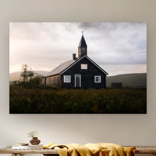 Noorwegen wanddecoratie: donkere houten kapel met witte kozijnen in een open heuvellandschap, als artframe aan de muur