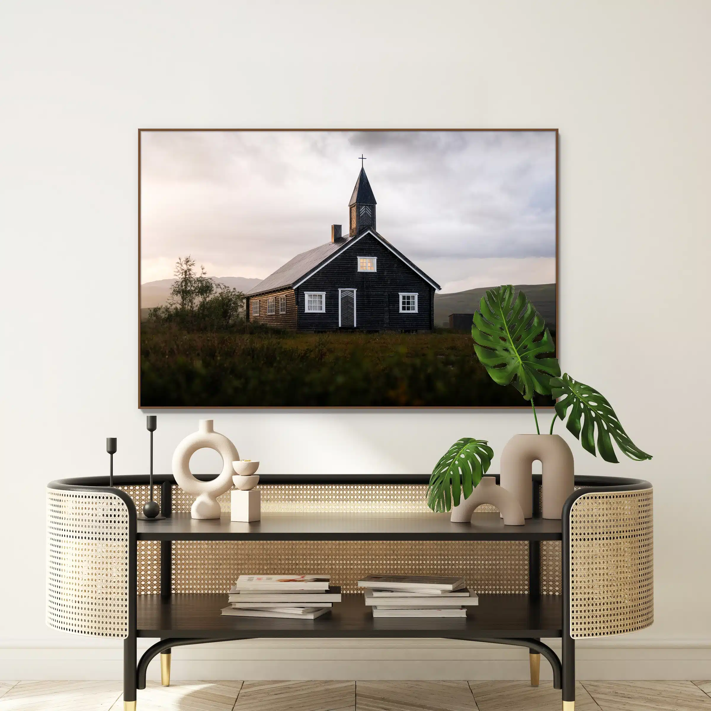 Kapel in het licht na de regen als artframe met houten frame aan de muur